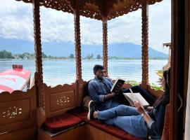 New kolohai group of houseboats – hotel w dzielnicy Nigeen Lake w mieście Śrinagar