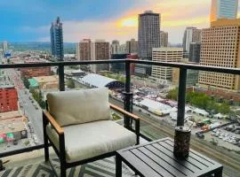 LUXURY Downtown Sunset Getaway - Your Home Away From Home - Fully Stocked Kitchen, Gym, Balcony, FREE PARKING