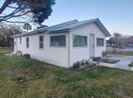 Bungalow overlooking Lake Dora!、タバレスのホテル