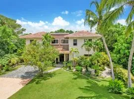 Spacious 4 Bedroom Villa with Pool, Touring Cart & Maid