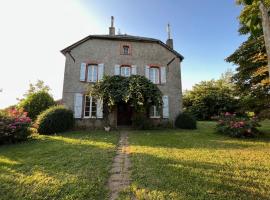 Le CASTELOU d'IDA, hotel con estacionamiento en Saint-Julien-Gaulène