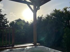 Bungalow avec jacuzzi privatif, holiday rental in Sainte-Rose