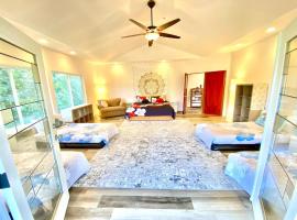 THE HONOMU HOUSE - Gorgeous, Spacious 4Bd2Ba Home near Waterfalls and Hilo, Sleeps 12!, hotel con parking en Honomu