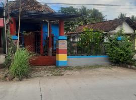 Red Beach Homestay, hotel with parking in Pasanggaran