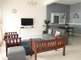 Julia Homestay Taman Tasik Utama MiTC, hotel con parking en Melaka