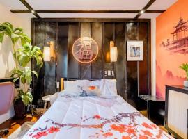 World Solo Travel's Welcomed At St Pete Home: St Petersburg'da bir otel