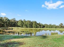 Family-Friendly Gorgeous Farm House (TF195223), villa sa Dixons Creek