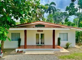 Casa Martin Cahuita Charming Spanish Home, hotel v destinaci Cahuita