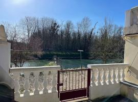 Les berges du canal, maison avec Jacuzzi, casă de vacanță din Couvrot