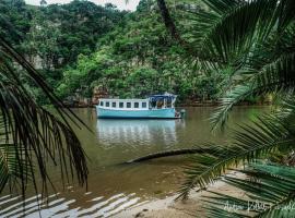 Baby Blue Houseboat ที่พักให้เช่าติดทะเลในพอร์ตเอ็ดเวิร์ด