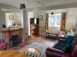 Betty's Cottage - Traditional Norfolk Farm Cottage, cabaña o casa de campo en Swafield