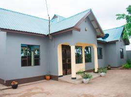 Gorgeous 4 Bedroom House ideal for Families and Large Groups, feriebolig i Boma la Ngombe