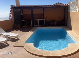 Casita con piscina privada, vikendica u gradu 'Igueste'