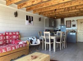 Chalet cosy rénové avec vue sur le lac, hotel in Les Angles