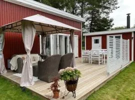 Modern stuga med 1 sovrum och 1 sovloft med stor terrass och vedeldad bastu mitt på Österlen