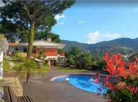 Wonderful house in the mountains with sea views, hotel en Cabrils