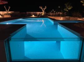Vacation House Lavanda NEW! Heated pool, hotel in Zadvarje