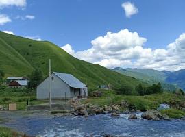 MOUNTAIN HOUSE, hotel with parking in Korsha