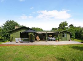 Classic Danish Summerhouse Experience 250m From The Sea, cottage in Liseleje