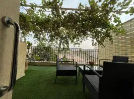 شقةكبيره 4 غرف منها 3 غرف نوم اطلاه مجلس صالة 4-room apartment, including 3 bedrooms, a living room, a sitting room, and a view