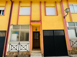 CASA LOS PILARES, hotel dengan parking di San Bartolomé de Pinares