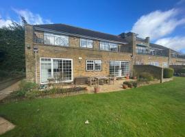 Luxury 3 Bed with Pool Deacons Heights, hotel in Elstree