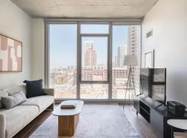 W Loop 1BR w Deck Pool Gym 3 blocks to L CHI-645