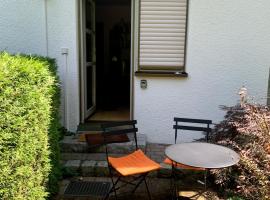 Einladendes Appartement im Grünen für 2 Personen, hotel with parking in Ostrach