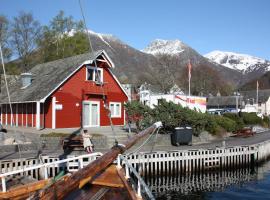 Skålafjæro 25, hotel com estacionamento em Rosendal