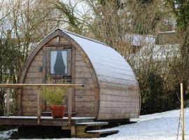 Knapp Farm Glamping Puki Pod, מקום אירוח ביתי בCorscombe