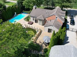 Charming School House with Large Pool, מלון בהורון