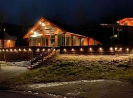 Hytte på Sør Senja med nydelig utsikt og jacuzzi, family hotel in Dragøya