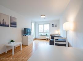 2 Zimmer mit Balkon, Wohnzimmer mit Arbeitsplatz, zentral, top!, hotel in Fürstenwalde