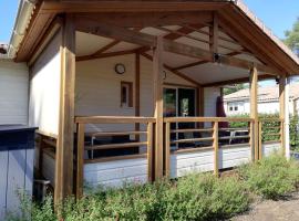 Chalet dans parc résidentiel avec piscine、Azurのシャレー