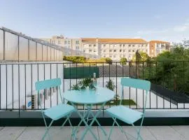 Host Wise - Modern Studios with Terrace - Walk Everywhere