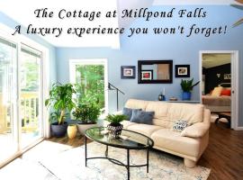 Luxury Cottage at Millpond Falls, hotel em Warwick