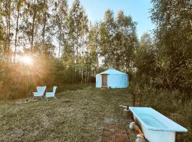 Glamping Yurt Purvs at Kleja Quiet Camping, glàmping a Eikaži