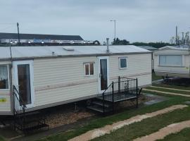 Beachside, Family-friendly, WiFi, 6 berth Caravan 19, готель у місті Інголдмеллс