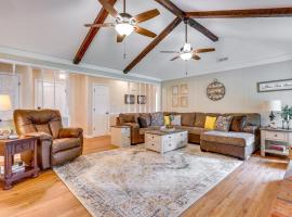 Pet-Friendly Decatur Vacation Rental with Patio!, hotel in Decatur