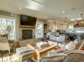 Stunning Luxury Home with Lake Tahoe Views and Hot Tub, hotel in Carnelian Bay