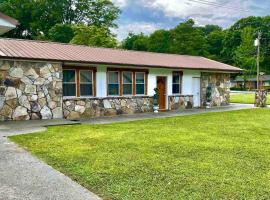 small rental for couple getaway, cottage in Dalton