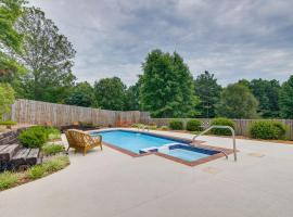 Tennessee Vacation Rental with Balcony!, hotel com piscinas em Lexington