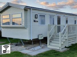 Brookside West Sands Holiday Park Seal Bay Selsey，塞爾西的附設泳池的飯店