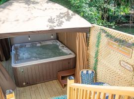 Your Cozy and Relaxing Retreat, hotel na may jacuzzi sa Woburn