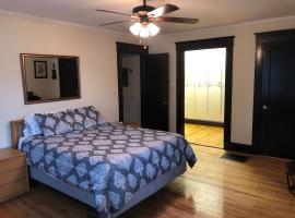 Walk to Downtown Salem, apartamento em Salem