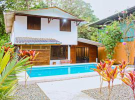 Casa Sua--Cozy 3 Bedroom Dominical Beach Cottage with Pool, hotel em Dominical