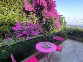 Haut de villa 2 chambres - vue mer - parking privé, Hotel in Grasse