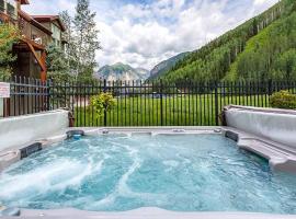 Premier Downtown Telluride Condo with Pool, Hot Tub & Parking, hotell i Telluride