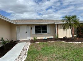Super Comfy " Arcade" Home in Cape Coral, Great Location!, familiehotel i Cape Coral