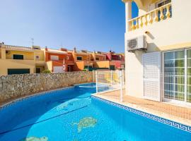 Villa Girasol with swimming pool and jacuzzi, hotel in Odiáxere